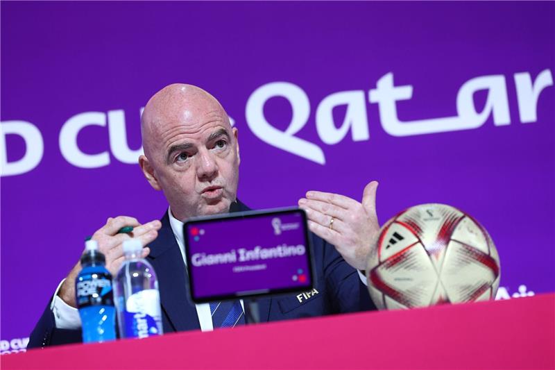 Infantinos Versprechen: Mega-Club-WM, Geld und Langzeit-Chef FIFA-Präsident Gianni Infantino bei der Pressekonferenz in Doha.