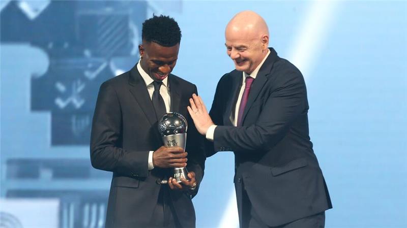 FIFA-Präsident Gianni Infantino ehrte Vinícius Júnior bei einer Gala in Doha.