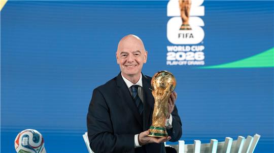 FIFA-Präsident Gianni Infantino präsentiert den WM-Pokal. (Archivbild)