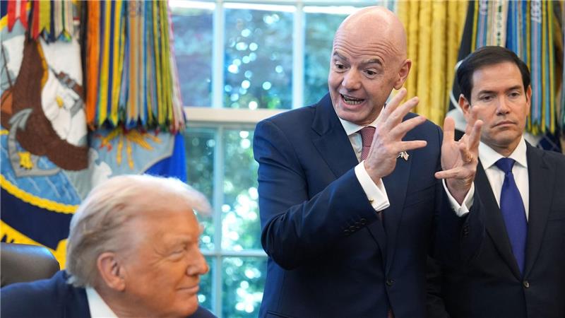 Trump droht US-Städten erneut mit Entzug von WM-Spielen FIFA-Präsident Gianni Infantino (r) hält die USA als WM-Gastgeber für ein sicheres Land.