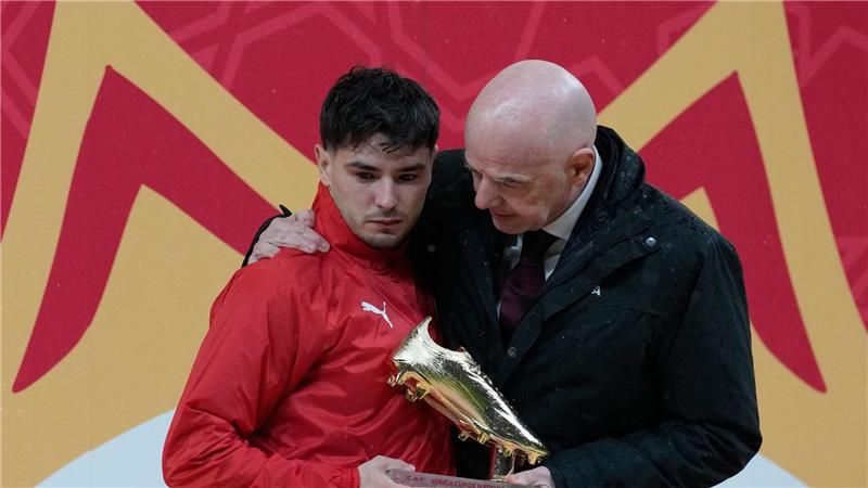 FIFA-Präsident Gianni Infantino umarmt Brahim Díaz bei der Übergabe des Goldenen Schuhs für den besten Torschützen des Afrika Cups. Der Marokkaner verschoss im Finale einen Strafstoß.
