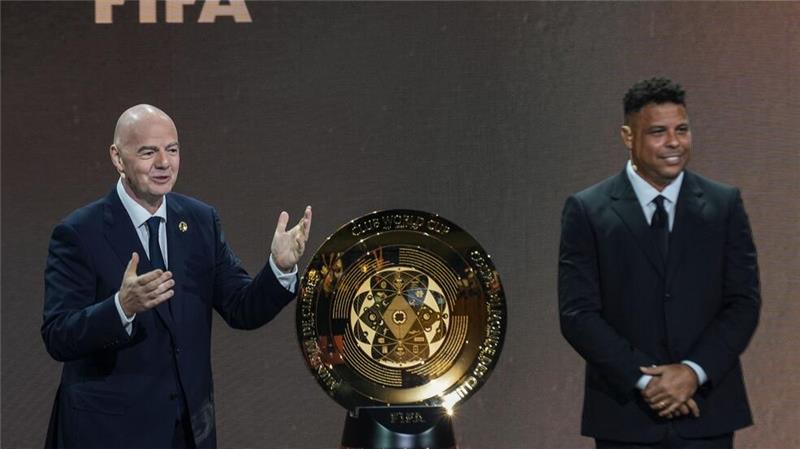 FIFA-Präsident Gianni Infantino und der frühere brasilianische Fußballstar Ronaldo präsentieren bei der Auslosung der Club-WM die Siegertrophäe.