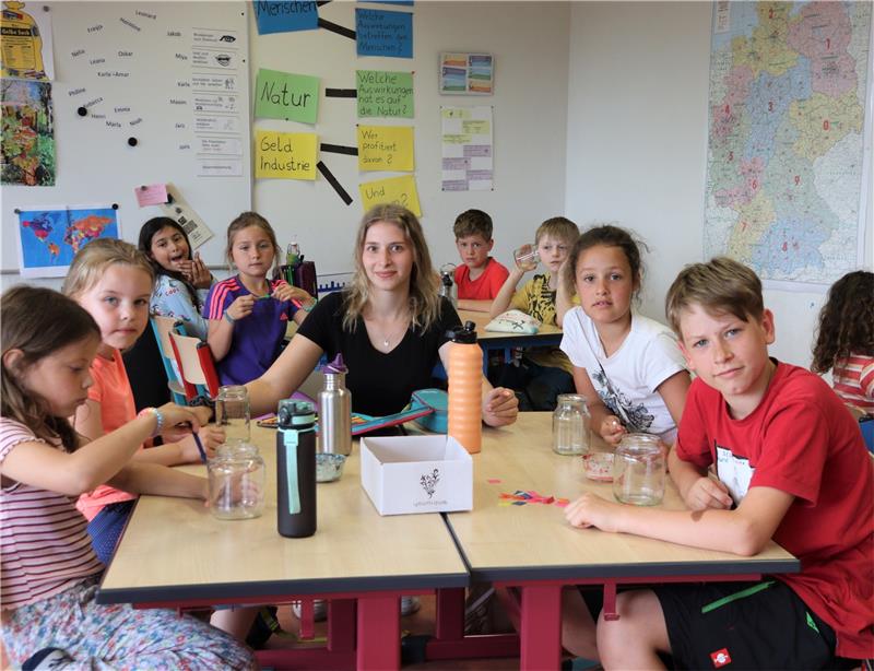 Goslarerin erzählt von ihrer Zeit in der Freien Schule Bredelem FÖJlerin Josie Bernecker inmitten „ihrer Schüler“ beim Basteln von Windlichtern aus recycelten Behältnissen. Foto: Neddermeier