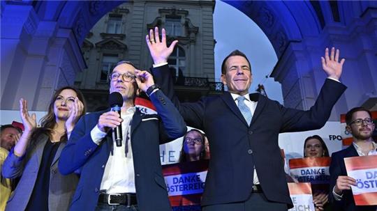 FPÖ-Bundesparteiobmann Herbert Kickl (l) und Spitzenkandidat Harald Vilimsky feiern auf einer Wahlparty.