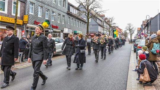 FWT-Direktor Dr. Michael Richter und LBEG-Präsident Carsten Mühlenmeier (v.l.) sind bei dem Umzug vorn dabei. Einwohner begleiten die Parade vom Wegesrand aus.