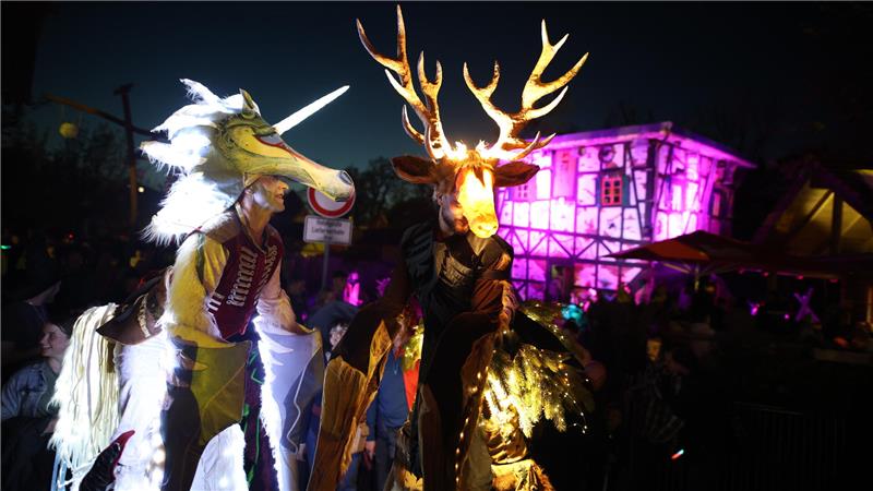 Fabelwesen laufen durch das Hexendorf auf dem Hexentanzplatz in Thale. Die größten Veranstaltungen gibt es in Thale und Schierke. Viele Besucher feiern in Hexen- oder Teufelskostümen mit.