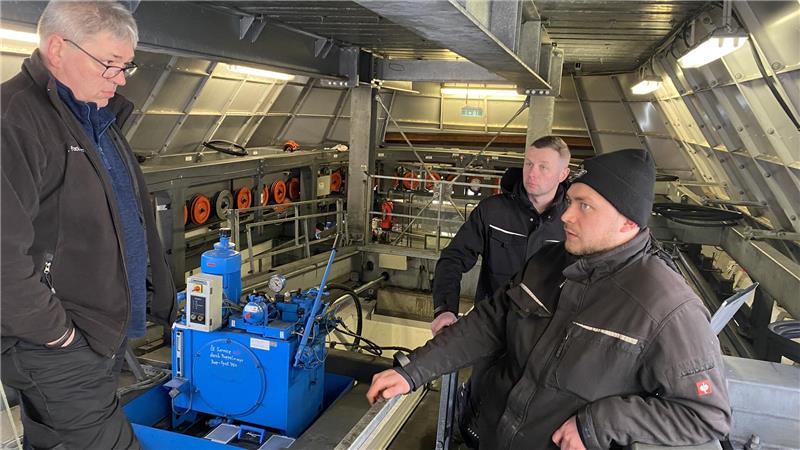 Fabian Brockschmidt, Betriebsleiter der Wurmberg-Seilbahn (li.), und sein Stellvertreter Tim Lukas Rewers (re.) besprechen in der Talstation die anstehenden Arbeiten.