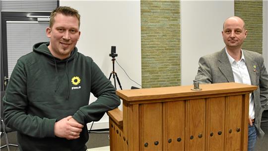 Fabian Degen (links) tritt für die Grünen als Direktkandidat bei der Landtagswahl an. Kreischef Mathias Schlawitz leitete durch die Abstimmungsversammlung. Fotos: Roß