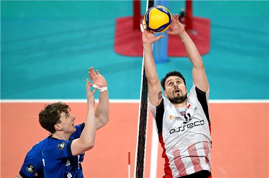 Fabian Drzyzga (r) von Asseco Resovia Rzeszow and Joscha Kunstmann (l) von  SVG Lüneburg in Aktion.