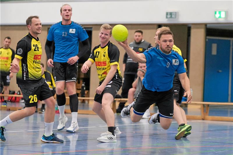 Hornburger Handball-Jungs räumen bei LiSa die Punkte ab Fabian Hoffmann springt am Kreis ab und visiert das Tor an, erzielt aber keinen Treffer. Mitspieler Jan Gehlhar beobachtet die Szene aus dem Rückraum heraus. Foto: Drechsler