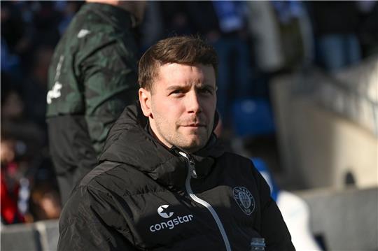 Fabian Hürzeler, Trainer von St. Pauli, sitzt am Spielfeldrand.