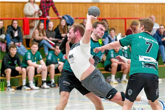 Fabian Matthes (li.) spielt mit den Herren der HSG Liebenburg-Salzgitter auch künftig in der Regionsoberliga. Dem von ihm betreuten Damenteam der LiSa-Luchse steht noch eine kraftraubende Relegationsrunde bevor. Foto: Drechsler