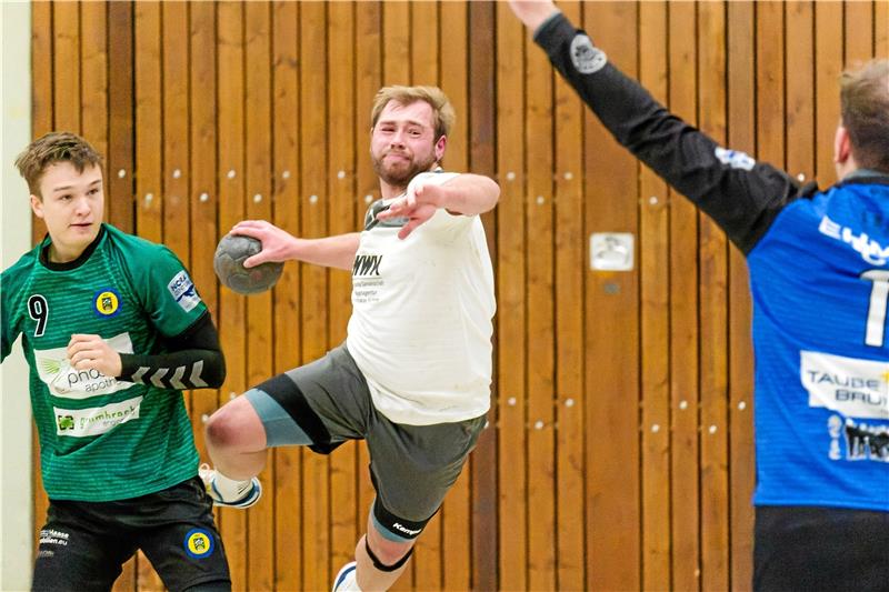 Handballer starten nach den Herbstferien durch Fabian Matthes (r.) trifft am Sonntag mit der HSG Liebenburg-Salzgitter im Regionsoberliga-Duell auf seinen Ex-Klub HSG Bad Harzburg/Vienenburg. Gespielt wird in Salzgitter-Bad. Foto: Drechsler
