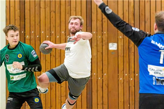 Fabian Matthes (r.) trifft am Sonntag mit der HSG Liebenburg-Salzgitter im Regionsoberliga-Duell auf seinen Ex-Klub HSG Bad Harzburg/Vienenburg. Gespielt wird in Salzgitter-Bad. Foto: Drechsler