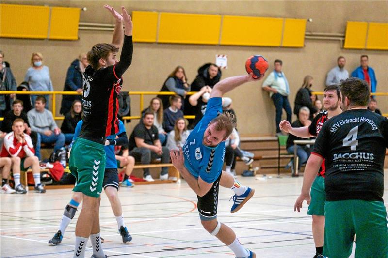 Handball-Landesligisten müssen diesmal punkten Fabian Matthes (re.), hier als Spieler der HSG Bad Harzburg/Vienenburg im Einsatz, ist auch Trainer der Damen der HSG Liebenburg-Salzgitter. Von seinem Team erwartet er einen Sieg gegen den MTV Geismar II. Foto: Drechsler