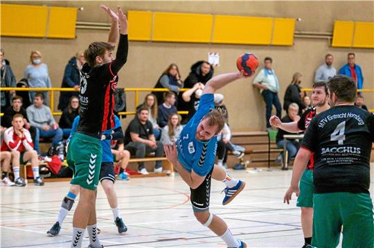 Fabian Matthes (re.), hier als Spieler der HSG Bad Harzburg/Vienenburg im Einsatz, ist auch Trainer der Damen der HSG Liebenburg-Salzgitter. Von seinem Team erwartet er einen Sieg gegen den MTV Geismar II. Foto: Drechsler