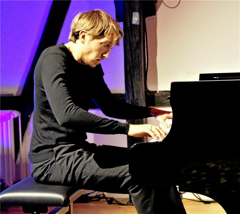 Fabian Müller scheint mit dem Steinway-Flügel in der Wolfshäger Festhalle förmlich zu verschmelzen.  Foto: Dürich