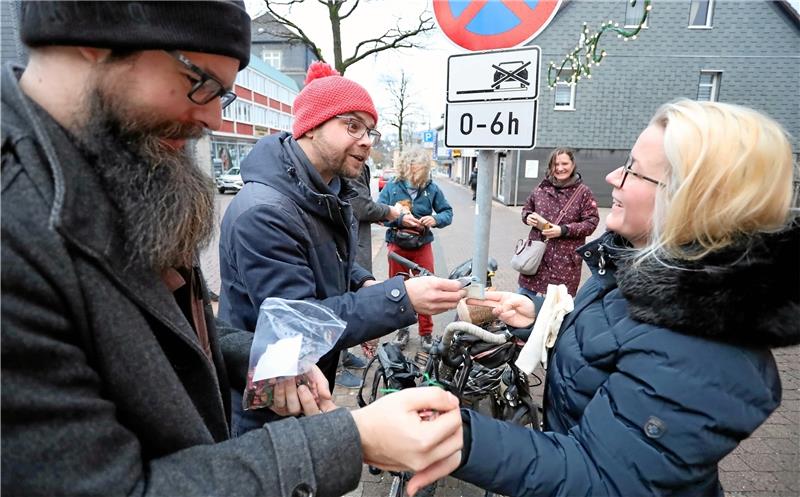 Fabian Pohl, Wolfram Haeseler und Carsten Rehling (v.l.) sind die Glücksboten auf der Adolph-Roemer-Straße. Foto: Neuendorf
