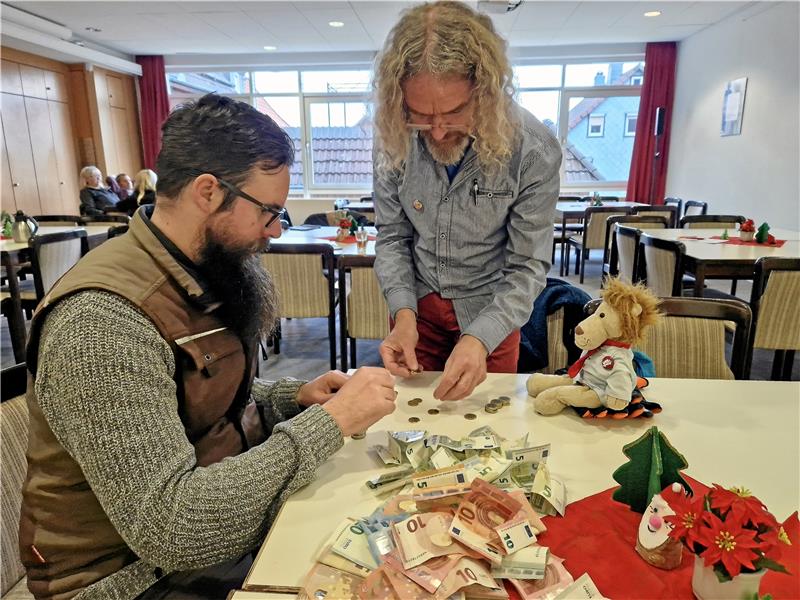 Fabian Pohl (l.) und Carsten Rehling (beide Glück-Auf-Gruppe) zählen nach dem Glücksschweinchenverkauf ihre Einnahmen. Foto: Knoke