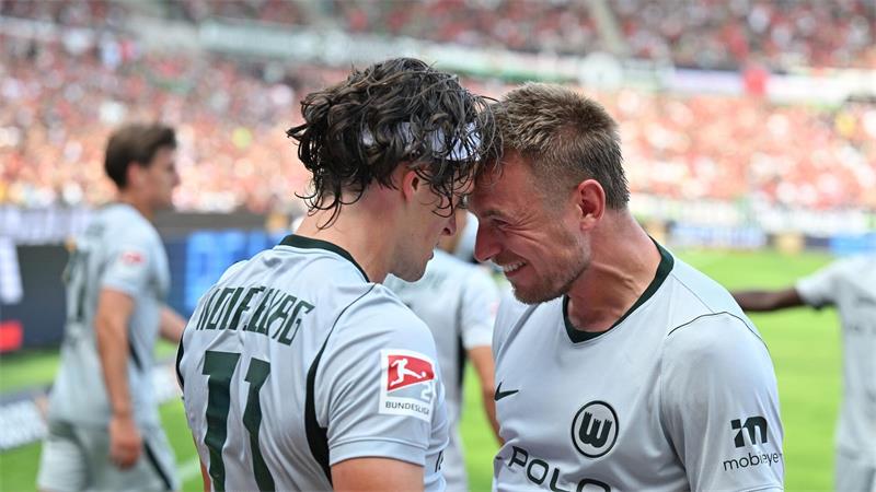 Fabian Reese (l) und Hauke Wahl vom VfL Wolfsburg.