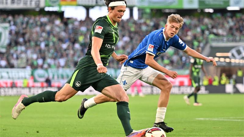 Erster Heimsieg seit Januar: Wolfsburg gewinnt 5:1 Fabian Reese vom VfL Wolfsburg (l) wird vom Darmstädter Nicolas Verkooijen verfolgt.