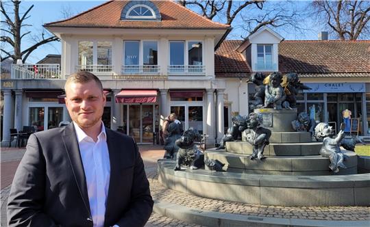 Fabio Brennecke vor der Filiale der Bäckerei Wolf am Bad Harzburger Jungbrunnen. Dort drang ein Einbrecher ein. Der 30-Jährige half der Polizei bei der Festnahme.