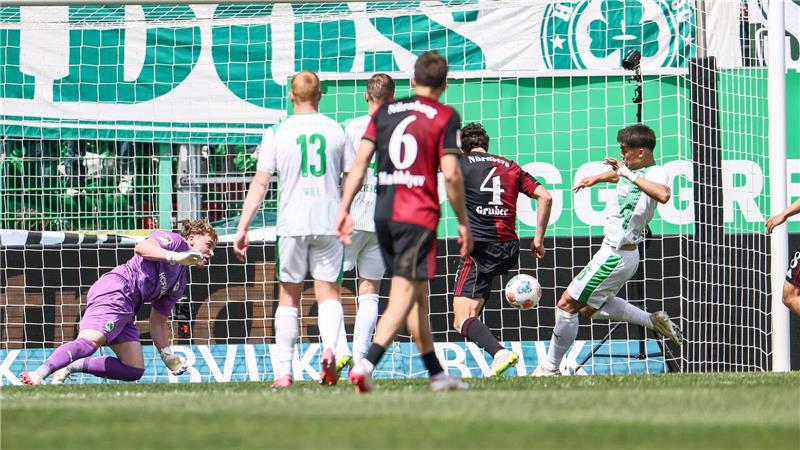 Wieder kein Sieger im Frankenderby: 1:1 in Fürth Fabio Gruber (Nr. 4) stochert den Ball zum 1:1 ins Fürther Tor.