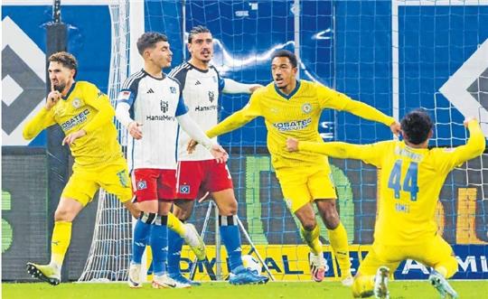 Fabio Kaufmann, Anton Donkor und Johan Gomez jubeln – zu früh. Das Tor wird wegen Abseits aberkannt. Foto: Imago/Eibner