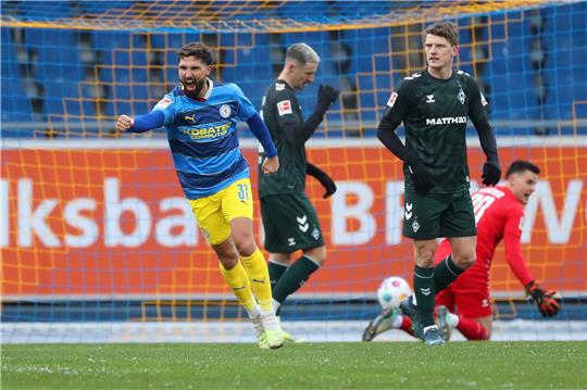Fabio Kaufmann (l.) jubelt nach seinem frühen Treffer im Test gegen Werder Bremen. Foto: Simka/regios24
