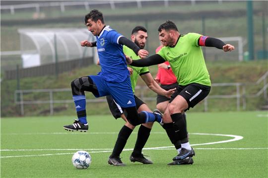 Fabio Traina (li.) von der TSG Bad Harzburg II und Ali Salman (re.) vom FC Seesen im Zweikampf auf dem Kunstrasen im Sportpark, der den Anlass für den Protest liefert. Alan Mrad und Schiedsrichter Maik Köhler (verdeckt) beobachten die Szene. Foto: Gietemann