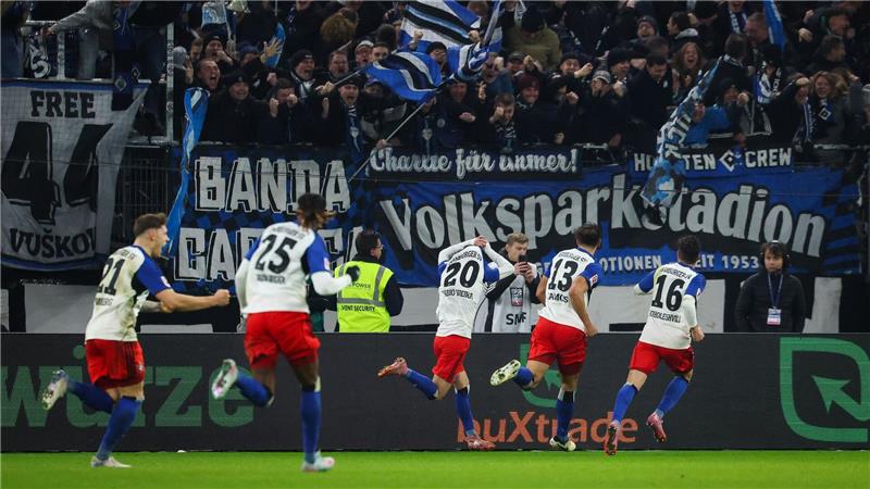 Fabio Vieira (Rückennummer 20) traf in der Nachspielzeit zum umjubelten Siegtreffer.