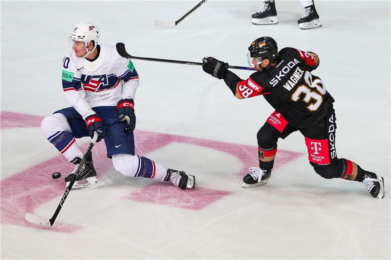Grizzlys Wolfsburg holen Verteidiger O'Connor aus Iserlohn Fabio Wagner (r) aus Deutschland kommt gegen Drew O'Connor aus den USA zum Schuss.