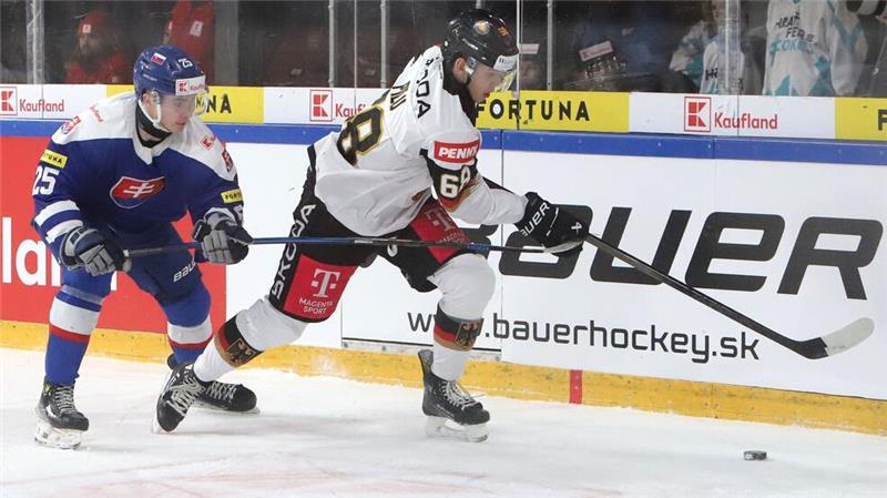 Eishockey-Perspektivteam verliert klar in der Slowakei Fabrizio Pilu (r) kämpft im Länderspiel gegen die Slowakei um den Puck