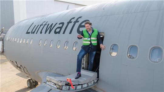 Fabrizio Sepe betrachtet die Tragflächen seines Airbus A310. Der Serengeti-Park will den Flieger zu einem Restaurant umrüsten. 