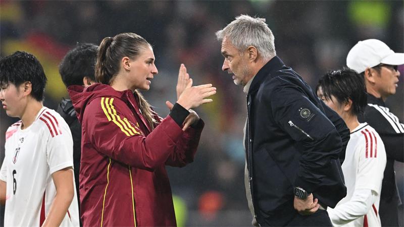 Klara Bühl zaubert und ist bei der Notenvergabe streng Fachgespräch: Bundestrainer Christian Wück suchte nach Abpfiff den Dialog mit Jule Brand.