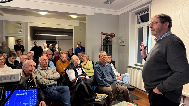 Kassenwart Justus Teicke spricht vor dem Publikum.