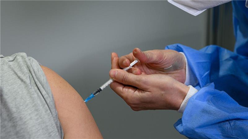 Fachleute bewerten insgesamt den Nutzen der Impfung für die Mehrheit der Bevölkerung als größer als die bekannten Risiken. Ärztliche Beratung sollte jedoch individuell erfolgen. (Symbolbild)