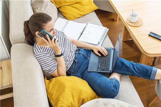 Fachleute empfehlen auch für das Lümmeln auf dem Sofa, häufiger mal die Haltung zu wechseln, um die Wirbelsäule zu entlasten. (Symbolbild) Foto: Christian Klose/dpa-tmn