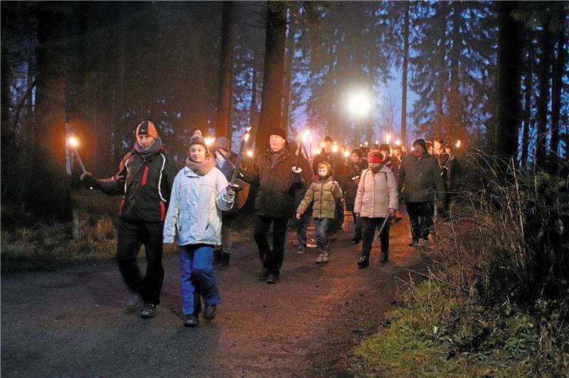 Familien-Winterfest in Hahnenklee mit vielen Aktionen Fackelwanderungen sind im Kurort besonders beliebt und werden auch zum Winterfest angeboten. Archivfoto: Kammer
