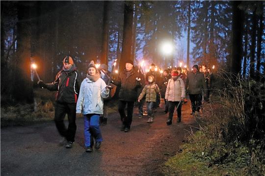 Fackelwanderungen sind im Kurort besonders beliebt und werden auch zum Winterfest angeboten. Archivfoto: Kammer