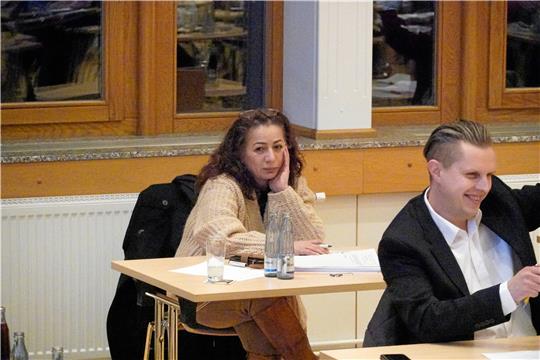 Fadime Özdemir (hier bei der Ratssitzung am Dienstagabend) ist frustriert und tritt aus der Fraktion SPD/FDP aus. Sie fühlte sich dort als „Quoten-Migrantin“, die sie aber nicht sein wolle. Foto: Schlegel