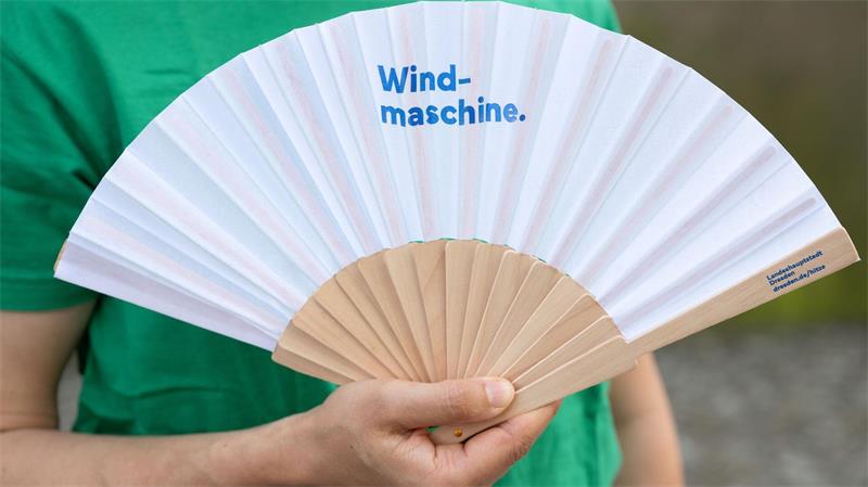 Faltbare Fächer feiern Sommer-Comeback Fächer gewissermaßen als faltbare Windmaschinen sind gefragt.