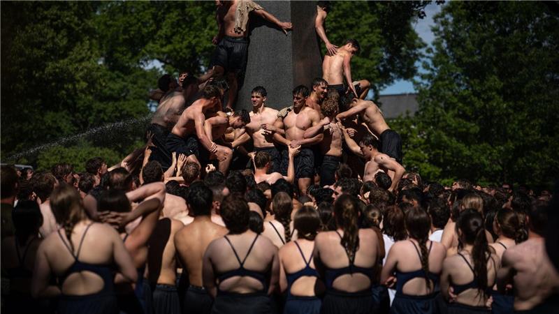 Fähnriche im ersten Jahr erklimmen das Herndon-Denkmal zum Abschluss ihres Studienjahres an der US Naval Academy in Annapolis.