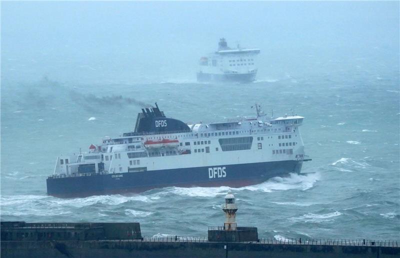 Schwere Unwetter in Großbritannien Fähren laufen im Hafen von Dover ein und aus, während der Sturm «Babet» über das Vereinigte Königreich hinwegfegt.