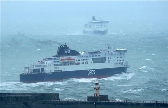 Fähren laufen im Hafen von Dover ein und aus, während der Sturm «Babet» über das Vereinigte Königreich hinwegfegt.