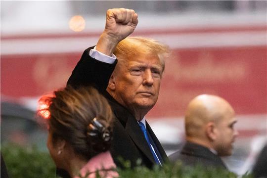 Fällt im Prozess durch Meinungsäußerungen störend auf: Ex-US-Präsident Donald Trump scheint das Verfahren für seinen Wahlkampf zu nutzen.