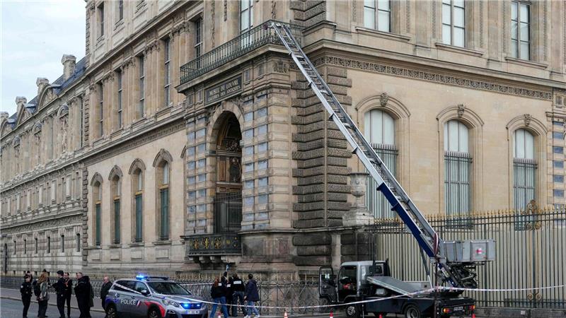 Louvre-Einbrecher stehlen Beute von „historischem Wert“ Fahnder sind im Museum auf Spurensuche.