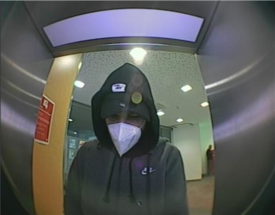Fahndungsfoto der Polizei Oberharz: Der Unbekannte in der Sparkassen-Filiale in Clausthal-Zellerfeld. Foto: Polizei Goslar