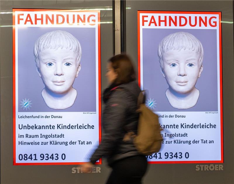 Interpol weitet Ermittlungen zu totem Jungen in Donau aus Fahndungsplakat mit dem rekonstruierten Bild des toten Jungen.