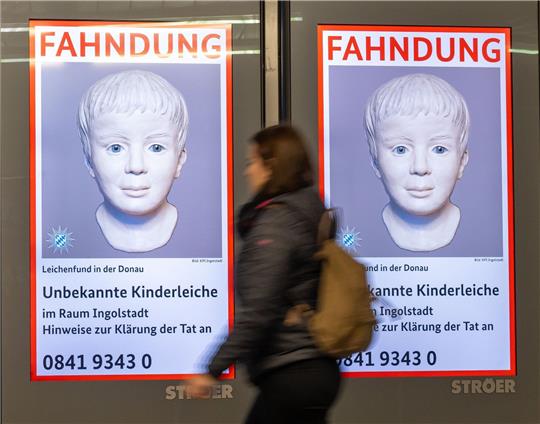 Fahndungsplakat mit dem rekonstruierten Bild des toten Jungen.